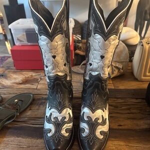 Beautiful black and silver western boots size 8B
